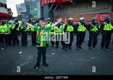 Manchester, Regno Unito. 22nd ago, 2022. Finnley un ventilatore del Man United protesta fuori di Old Trafford davanti al loro gioco contro Liverpool. Le proteste continuano contro la proprietà Glazers del club. Credit: Andy Barton/Alamy Live News Foto Stock