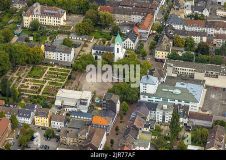 Vista aerea, Hombrucher Marktplatz con la chiesa di Evang. Am Markt e cimitero cattolico di St. Clemens nel distretto di Hombruch a Dortmund, zona della Ruhr, Nort Foto Stock