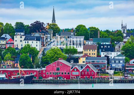 Lunenburg, Nuova Scozia, è un sito patrimonio dell'umanità dell'UNESCO ed è stata votata la città più bella del Canada. Foto Stock