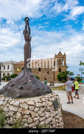 piazza solomos nella città di zante sull'isola greca di zante, statua e turisti nella piazza principale della città di zante a zante in grecia. Foto Stock