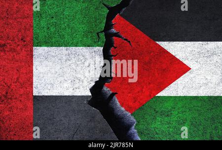 Palestina vs UAE Concept bandiere su un muro con una crepa. Conflitto politico, economia, crisi di guerra, relazioni, concetto commerciale negli Emirati Arabi Uniti e in Palestina Foto Stock