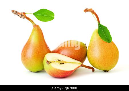 Gruppo di pere dolci e maturi frutti con una metà tagliata a fette e una foglia verde isolata su fondo bianco. Bio-prodotto biologico fresco e sano Foto Stock