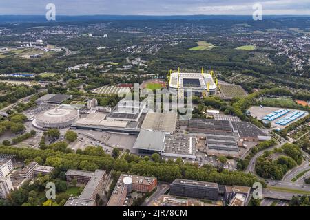 Veduta aerea, segnale Iduna Park Bundesliga stadio di BVB 09 e Westfalenhallen nel quartiere Barop di Dortmund, Ruhr zona, Nord Reno-Westfalia, Germ Foto Stock