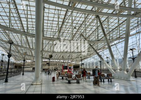 Roissy-en-France, Francia - 27 giugno 2022: Passeggeri in attesa dei loro treni all'interno della stazione ferroviaria dell'aeroporto Parigi-CDG Foto Stock