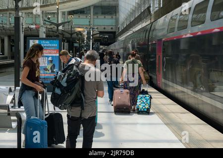 Roissy-en-France, Francia - 27 giugno 2022: Passeggeri a bordo del treno ad alta velocità TGV alla stazione ferroviaria dell'aeroporto Parigi-CDG Foto Stock