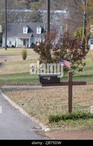 Una cassetta postale nel Tennessee residenziale che batte la bandiera americana 'Stars & Stripes' Foto Stock