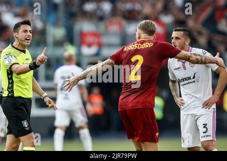 Roma, Italia. 22nd ago, 2022. Rick Karsdorp, di AS Roma, a destra, argomenta con l'arbitro Luca massimi durante la Serie Italiana Una partita di calcio tra Roma e Cremonese allo stadio Olimpico di Roma. Roma sconfisse i Cremonesi 1-0. Credit: Riccardo De Luca - Update Images/Alamy Live News Foto Stock