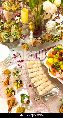 tavolo da pranzo con spuntini e piatti vari per le vacanze Foto Stock