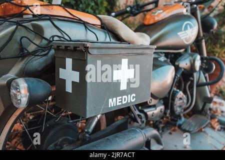 Motocicletta Medic con l'emblema dell'esercito americano. Il concetto di lesione e salvataggio di persone in conflitti militari in tutto il mondo. Foto Stock