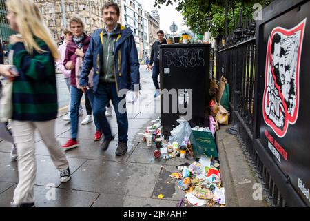 Edimburgo, Scozia, Regno Unito. 22nd ago, 2022. Il quinto giorno dello sciopero del servizio dei rifiuti ha portato al centro di Edimburgo a diventare un disordine disigienico, con i rifiuti che non vengono raccolti dai bidoni che si accumulano e cominciano ad odorare. Credit: David Coulson/Alamy Live News Foto Stock