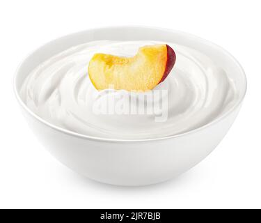 pesca, nettarine con panna acida, yogurt, isolato su sfondo bianco, percorso di ritaglio, profondità di campo piena Foto Stock