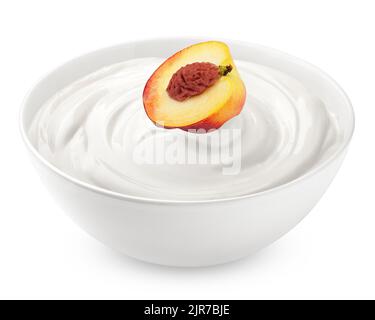 pesca, nettarine con panna acida, yogurt, isolato su sfondo bianco, percorso di ritaglio, profondità di campo piena Foto Stock