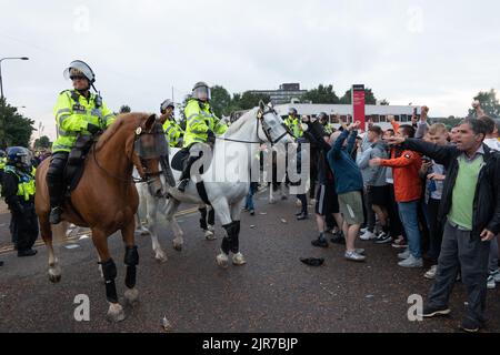 Manchester, Regno Unito. 22nd ago, 2022. La polizia montata cerca di controllare i tifosi del Manchester Utd protestando davanti alla partita di Liverpool a Old Trafford. Le proteste sono iniziate al pub Tollgate di Old Trafford e si sono recate a terra. I sostenitori del Manchester United stanno esortando i proprietari del club, la famiglia Glazer, a vendere il club immediatamente, dopo nove anni e contando senza un titolo di Premier League. La famiglia americana è stata figure impopolari a Old Trafford da Malcolm Glazer, morto nel 2014, ha acquistato azioni nel club nel settembre 2003. Credit: GaryRobertsphotography/Alamy Live News Foto Stock