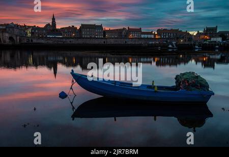 NET boats a Gando salmone pesca sul fiume Tweed a Berwick Upon Tweed, Northumberland, Inghilterra, Regno Unito Foto Stock