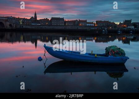 NET boats a Gando salmone pesca sul fiume Tweed a Berwick Upon Tweed, Northumberland, Inghilterra, Regno Unito Foto Stock