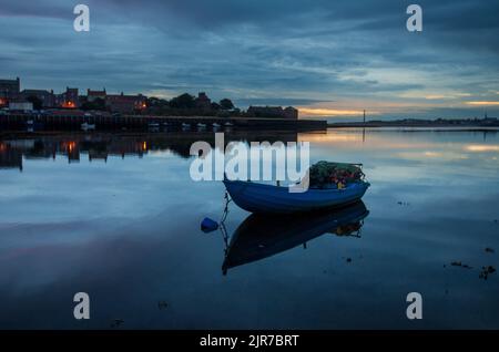 NET boats a Gando salmone pesca sul fiume Tweed a Berwick Upon Tweed, Northumberland, Inghilterra, Regno Unito Foto Stock