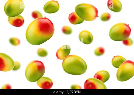 Mango cadente isolato su sfondo bianco, fuoco selettivo Foto Stock