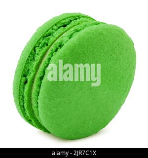macarone verde pistacchio isolato su sfondo bianco, tracciato di ritaglio, profondità di campo completa Foto Stock