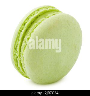 macarone verde pistacchio isolato su sfondo bianco, tracciato di ritaglio, profondità di campo completa Foto Stock