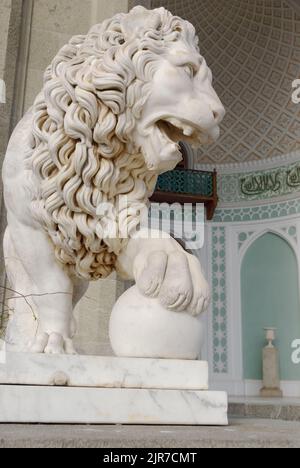 Scultura del leone mediceo di fronte alla facciata principale del Palazzo Vorontsov ad Alupka, Crimea, Ucraina. Le statue di Giovanni Bonnani furono installate nel 1848 Foto Stock
