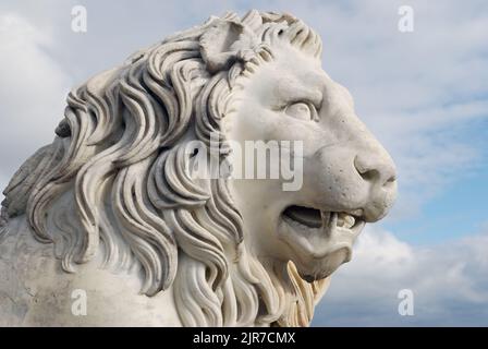 Scultura di un leone di fronte alla facciata principale del Palazzo Vorontsov ad Alupka, Crimea, Ucraina. Nel 1848 furono installate sei statue di Giovanni Bonnani Foto Stock