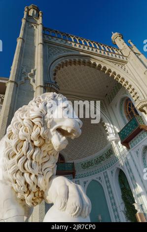 Scultura del leone mediceo di fronte alla facciata principale del Palazzo Vorontsov ad Alupka, Crimea, Ucraina. Le statue di Giovanni Bonnani furono installate nel 1848 Foto Stock