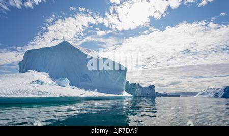 Enormi iceberg e cielo spettacolare nella baia di Disko in Groenlandia Foto Stock