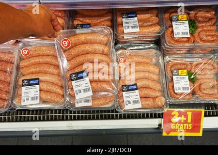 Salsicce speziate di maiale in un supermercato Foto Stock
