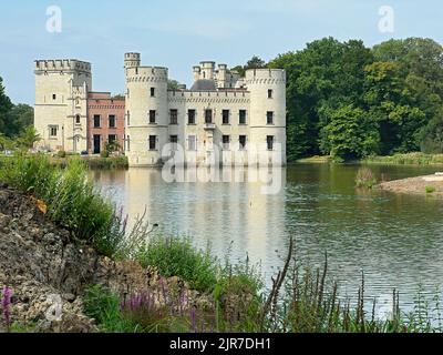 Panoramica ripresa grandangolare sul vecchio castello storico di Bouchout, Meise, Flandres, Belgio, in acqua Foto Stock