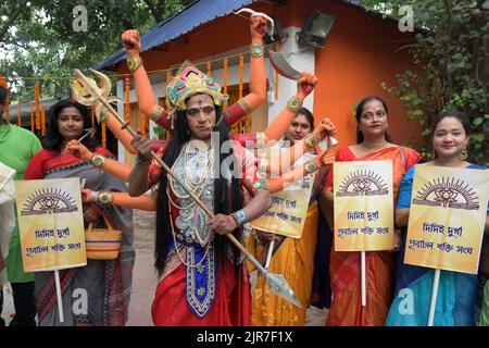 Kolkata, India. 22nd ago, 2022. KOLKATA, INDIA - 22 AGOSTO: Una persona è vista vestita come dea Durga nella riunione di coordinamento delle prossime celebrazioni Durga Puja allo stadio al coperto Netaji il 22 agosto 2022 a Kolkata, in India. In un incontro preparatorio con i rappresentanti dei diversi comitati puja della comunità qui, Banerjee ha detto che il pagamento sarà aumentato a RS 60.000 quest'anno da RS 50.000 l'anno scorso. (Foto di Samir Jana/Hindustan Times/Sipa USA) Credit: Sipa USA/Alamy Live News Foto Stock