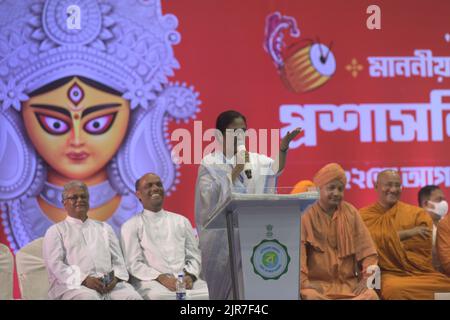 Kolkata, India. 22nd ago, 2022. KOLKATA, INDIA - 22 AGOSTO: Il CM Mamata Banerjee del Bengala Occidentale ha rivolto un incontro di coordinamento tra gli organizzatori della comunità Durga Pujas e i rappresentanti di diverse comunità religiose al Netaji Indoor Stadium il 22 agosto 2022 a Kolkata, India. In un incontro preparatorio con i rappresentanti dei diversi comitati puja della comunità qui, Banerjee ha detto che il pagamento sarà aumentato a RS 60.000 quest'anno da RS 50.000 l'anno scorso. (Foto di Samir Jana/Hindustan Times/Sipa USA) Credit: Sipa USA/Alamy Live News Foto Stock