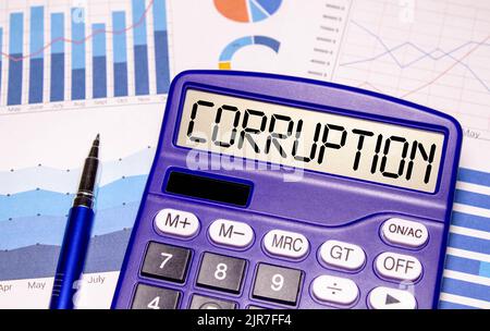 Trappola aziendale, concetto di crisi. Figure di uomini d'affari si trovano vicino a un mousetrap, l'esca in cui è strappato carta con l'iscrizione - corruzione Foto Stock