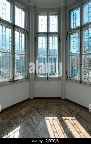 Finestra della baia con vista della città Foto Stock