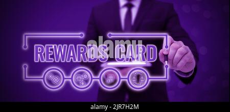 Carta Rewards per testo a mano. Word written on Help guadagnare punti in denaro miglia dall'acquisto quotidiano Incentives businessman in tuta con blocco note Foto Stock