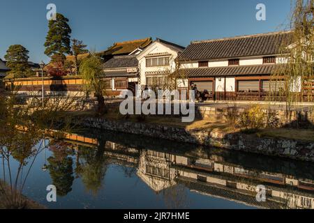 Kurashiki, Okayama GIAPPONE - Dic 2 2021 : il quartiere storico di Kurashiki Bikan, un'area turistica storica con vecchie architetture, negozi, ristoranti e. Foto Stock