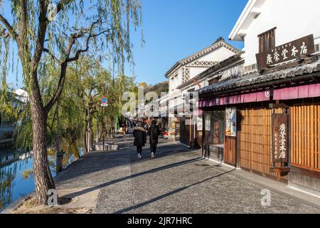 Kurashiki, Okayama GIAPPONE - Dic 2 2021 : il quartiere storico di Kurashiki Bikan, un'area turistica storica con vecchie architetture, negozi, ristoranti e. Foto Stock