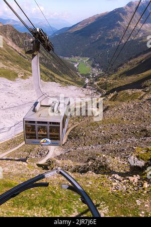 Sulden, Alto Adige, Italia 10 agosto 2022 Vista panoramica dalla stazione di montagna della funivia alla valle del Sulden (Solda), Alto Adige, Italia Foto Stock