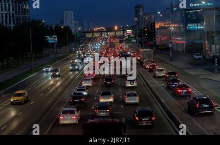 MOSCA, RUSSIA - 11 AGOSTO 2022: Luci rosse di stop delle auto fermate. Ingorghi durante le ore di punta dopo il lavoro. Foto Stock