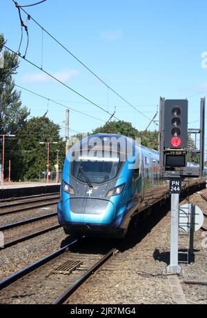 TransPennine express classe 397 civity trenino elettrico, 397009, con arrivo alla stazione ferroviaria di Lancaster sulla West Coast Main Line il 17th agosto 2022. Foto Stock