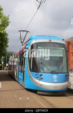 West Midlands Metro CAF Urbos 3 tram numero 19 alla fermata Wolverhampton St George del tram a Wolverhampton Inghilterra il 22nd agosto 2022. Foto Stock