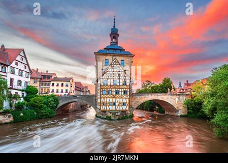 Bamberg, Germania. Incredibile tramonto con la piccola città vecchia in Franconia, Baviera. Regnitz River riflesso cielo. Foto Stock