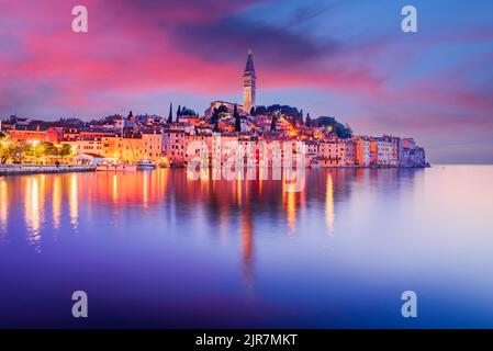 Rovigno, Croazia. Tramonto colorato nel porto della città vecchia, famosa città di Istria Peniunsula, punto di riferimento croato di viaggio. Foto Stock