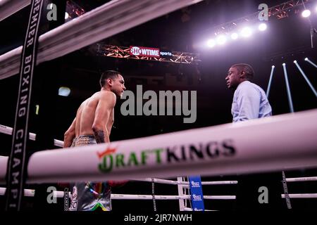 Il boxer professionale IBF Light-welterweight Sergey Lipinets sconfigge WBC Lightweight Omar Figueroa Jr. In una partita di boxe di 12 round Foto Stock