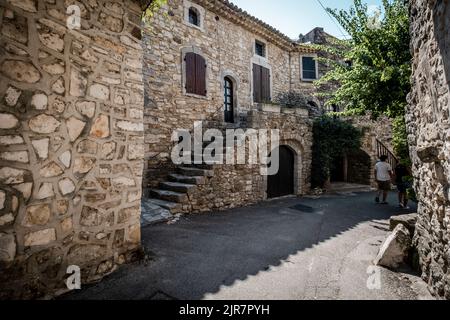 strada del villaggio di Aigueze, un piccolo villaggio situato a sud della Francia nel dipartimento del Gard della regione francese Languedoc-Roussillon. Foto Stock