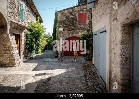 strada del villaggio di Aigueze, un piccolo villaggio situato a sud della Francia nel dipartimento del Gard della regione francese Languedoc-Roussillon. Foto Stock