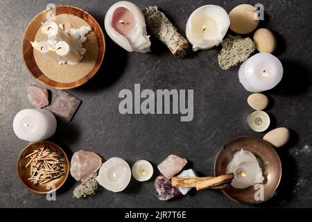 cornice di candele e personale per rituale magico Foto Stock