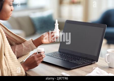donna malata che ha una videochiamata sul laptop a casa Foto Stock