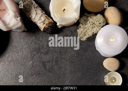 cornice di candele e personale per rituale magico Foto Stock