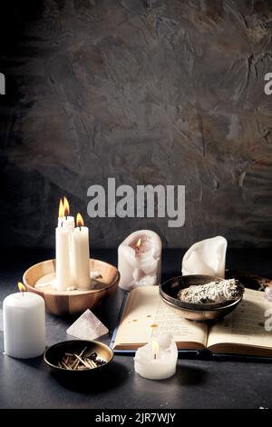 libro magico, salvia, candele bruciate e personale rituale Foto Stock