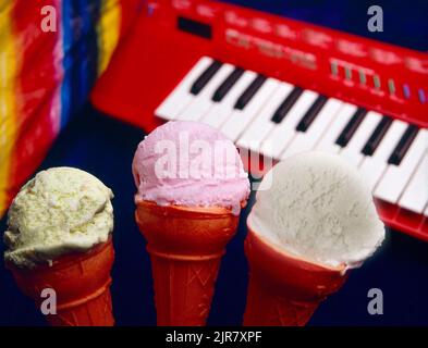 Un primo piano di gelato a base di pistacchio, fragola, vannila in coni Foto Stock